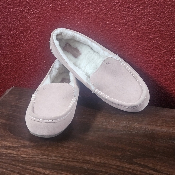 Koolaburra Pink and White Moccasins with Suede‎ Finish - Picture 1 of 5